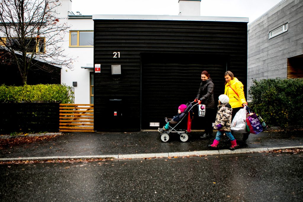 Två mammor och två barn på väg till återvinningen. Foto