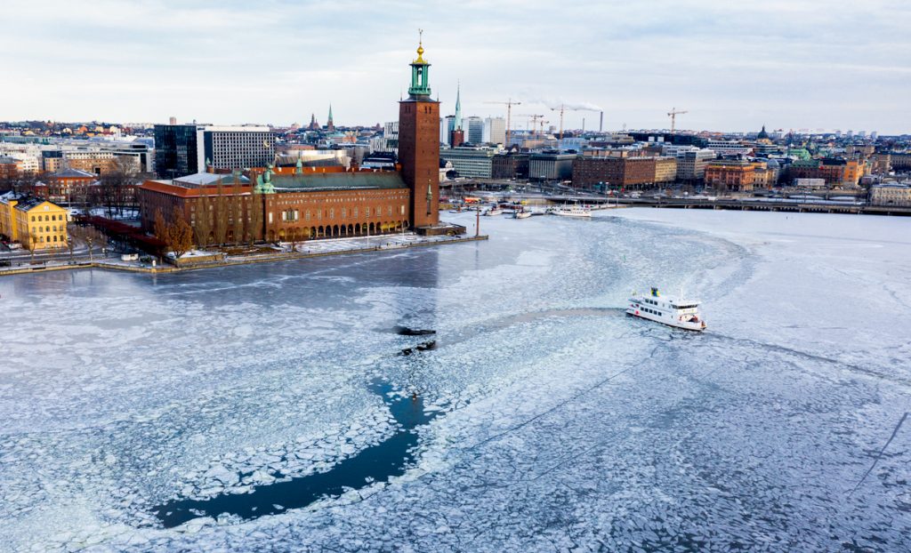 Drönarbild på Stadshuset i ett vintrigt Stockholm. Foto